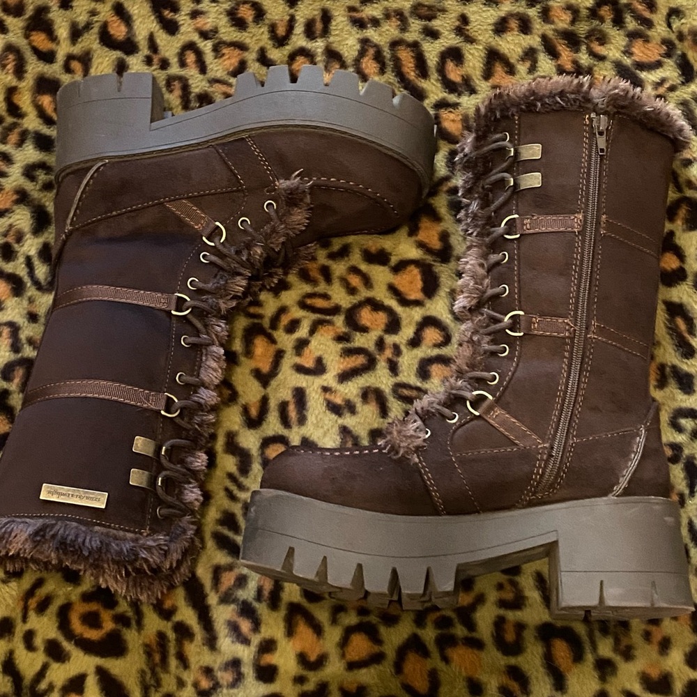 *SOLD* DOLLS KILL x TWILIGHT FORKS TREK WINTER BOOTS SIZE 9